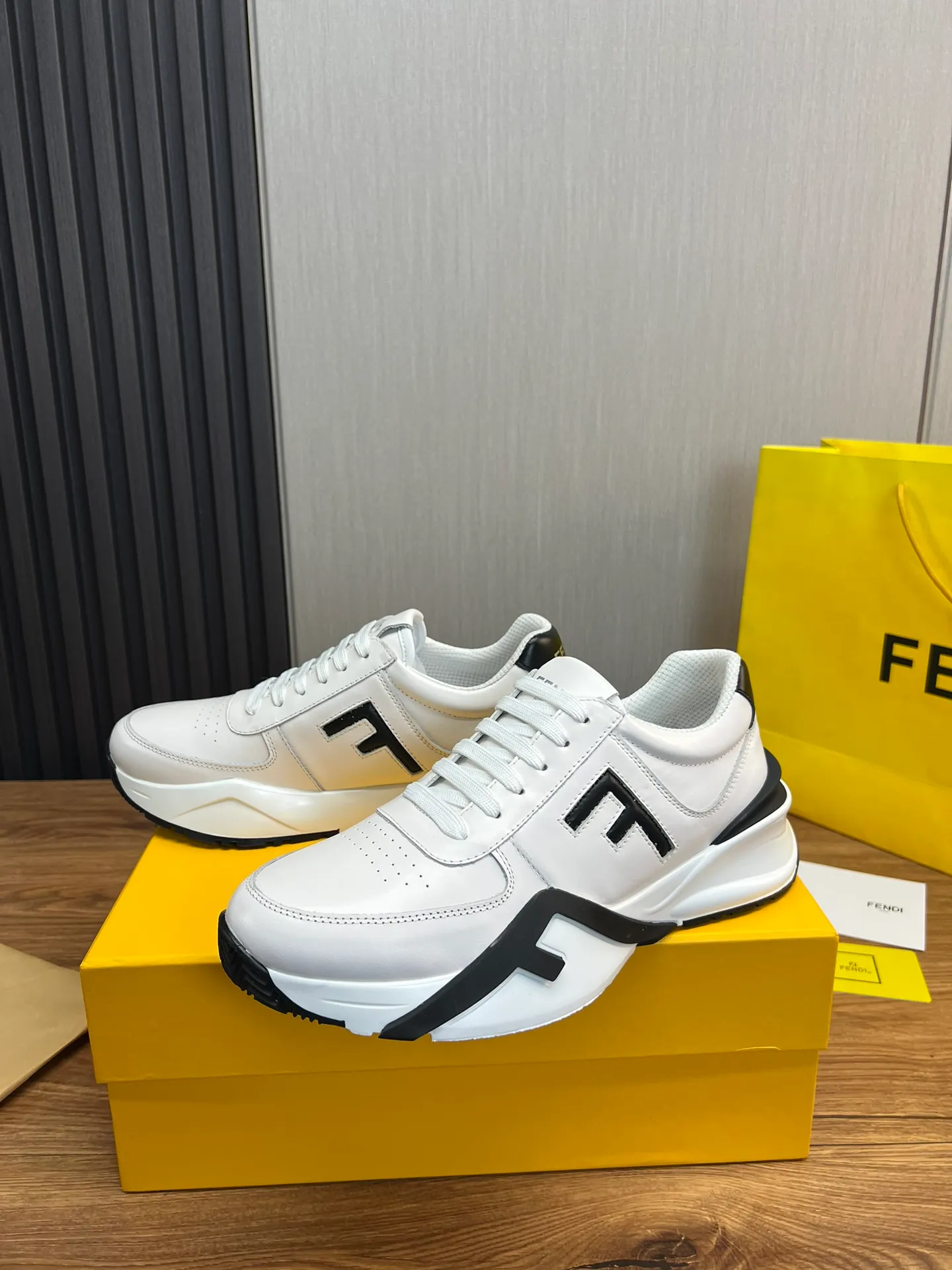 Men's shoes 💰520💰 Fendi [Fendi] hot style is on the market 🔥Fashionable casual men's shoes 🔱 Made of original cowhide + breathable mesh lining + sheepskin feet, perfect shape, top quality, you deserve it 🔜Original outsole, ultra-light, non-slip and wear-resistant 👣 Standard size 38-44 (customized in 45)